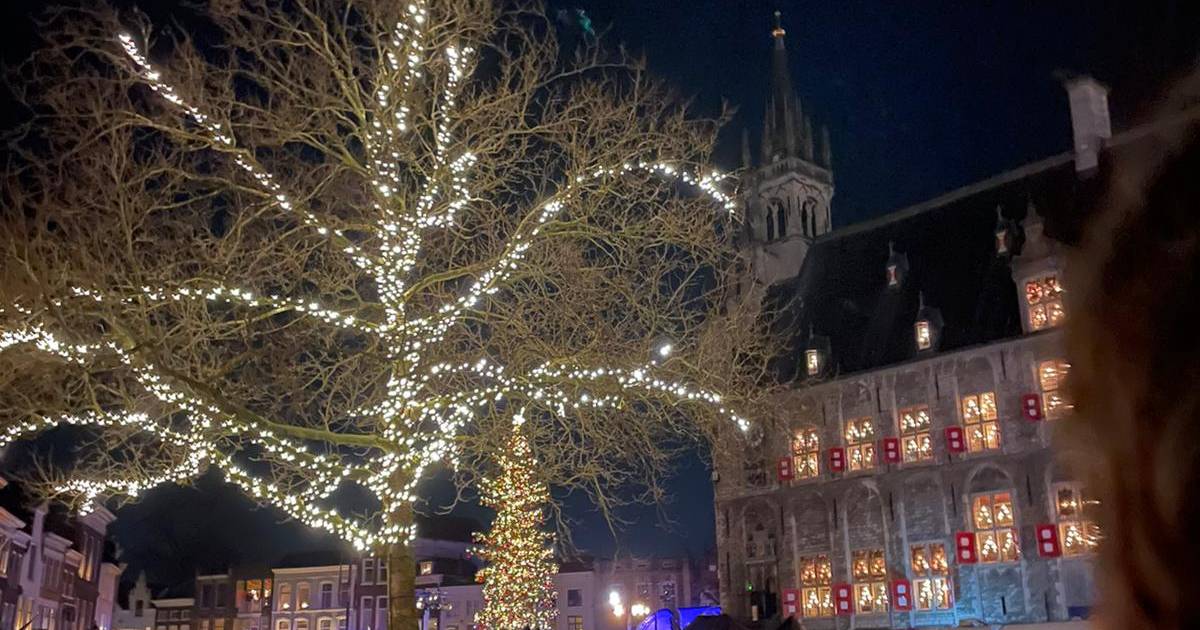 Kaarsjes klaar? Branden maar! Lichtjes in de kerstboom ontstoken