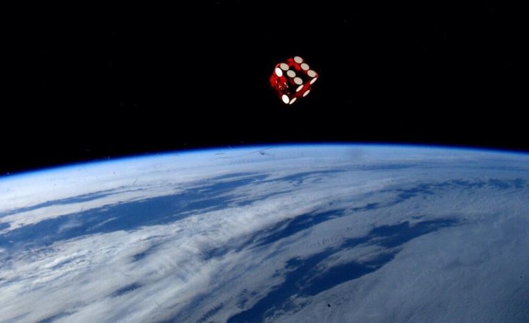 Vorige week maakte Wiseman een foto van een zwevende dobbelsteen in de ruimte. Beeld Twitter. Reid Wiseman