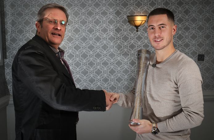 Hazard krijgt de prijs van Dominique Delhalle van Sportspress.be