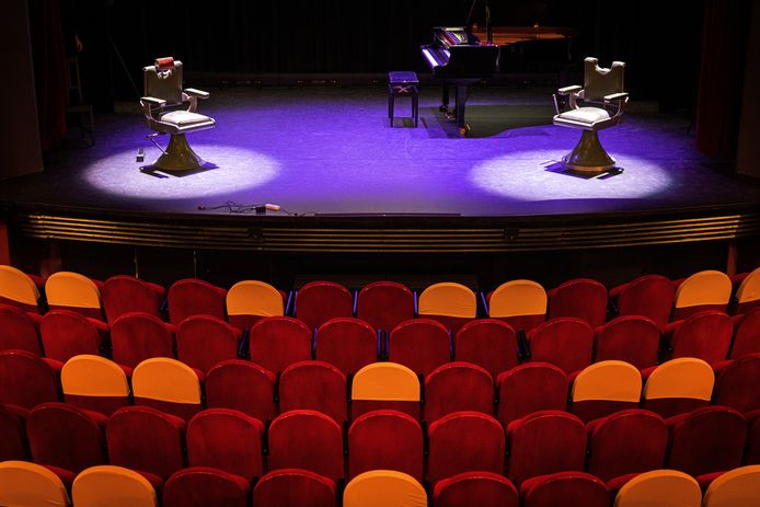 Two vintage barber chairs are in Theater De Kleine Komedie