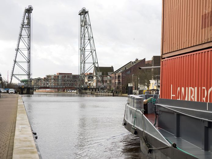 Containerschip Muguet passeert de Boskoopse hefbrug richting Waddinxveen en Gouda.