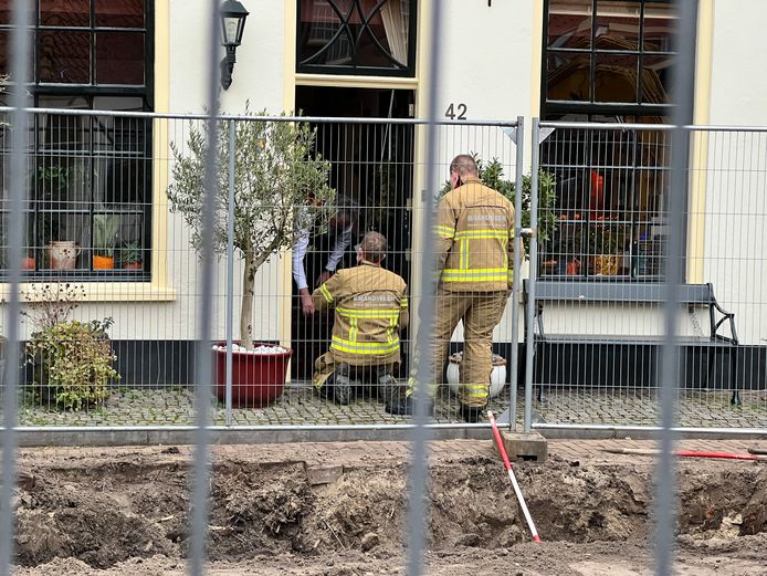 Brandweerlieden bezoeken omwonenden van de gasleiding die geraakt is.