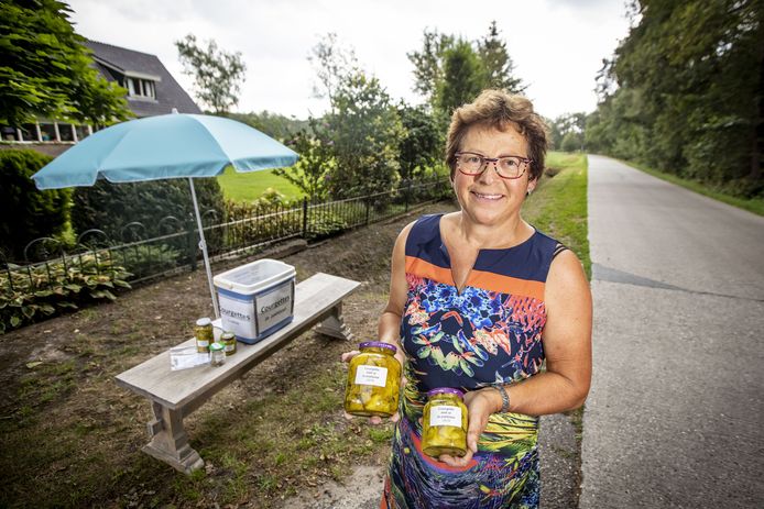 Willy Oude Breuil uit Albergen verkoopt courgettes in het zuur. De kopers kunnen het recept meenemen.