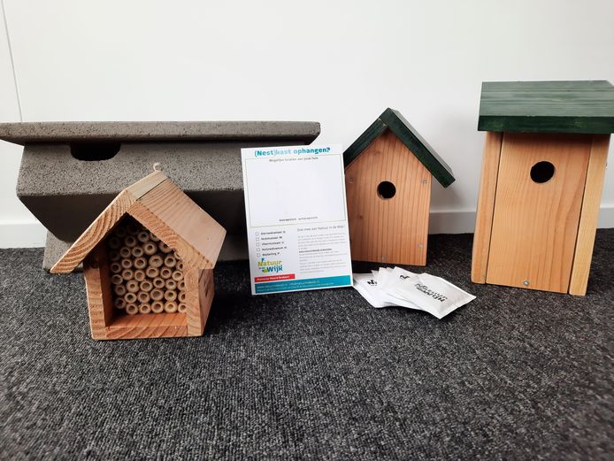 Nestkastjes: (v.l.n.r.) een gierzwaluwkast van houtbeton, een bijenhotel van hout en bamboe en twee houten mussenkastjes.