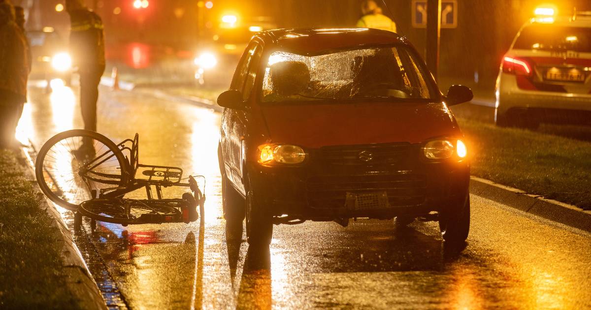 Heftig ongeluk in Deventer: fietser tijdens hoosbui geschept door auto.