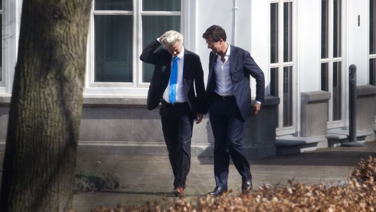 Premier Mark Rutte (R) en PVV-leider Geert Wilders lopen samen door de tuin van het Catshuis tijdens de onderhandelingen. Beeld anp