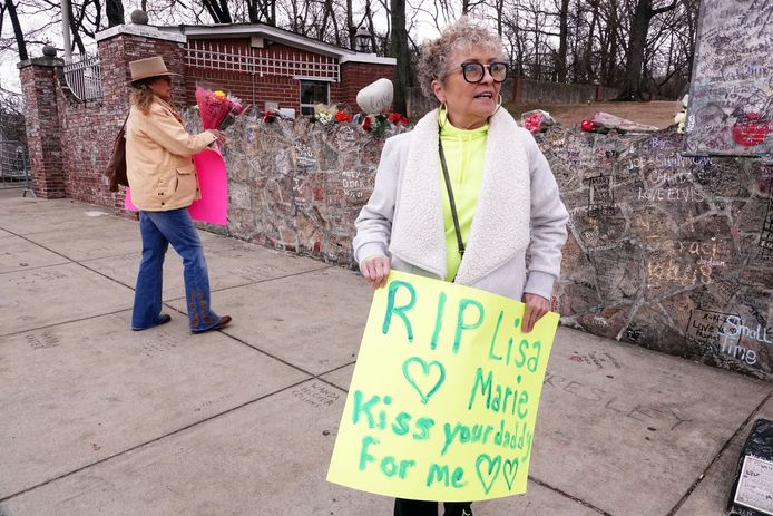 Fans flock to pay their respects to Lisa Marie Presley at Graceland.