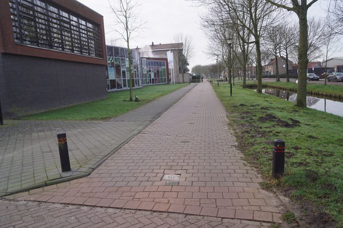 Tussen de Kluver en Schouw in Bunschoten ontbreken paaltjes bij de fietspaden.