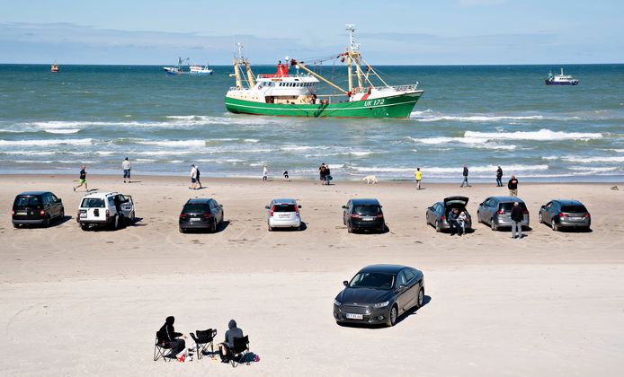 De UK-172 kwam een week geleden vlak voor het strand vast te liggen.
