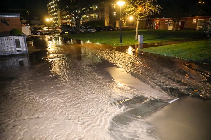 De Imkersdreef in Apeldoorn staat blank na een leidingbreuk.