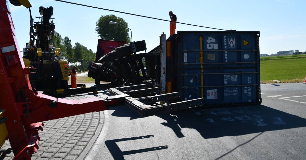 Belgische vrachtwagen gekanteld bij Schoondijke.