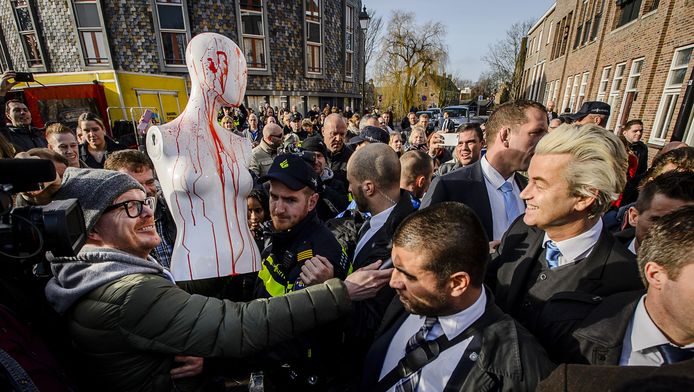 Wilders tijdens de uitdeelactie in Spijkenisse.