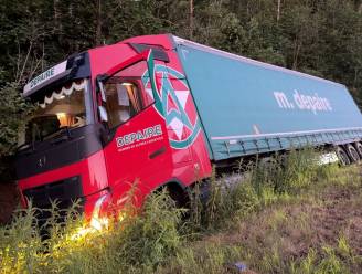 Vrachtwagen belandt in gracht naast E40 in Beernem: "Chauffeur werd naar ziekenhuis gebracht”