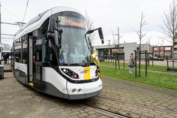 De nieuwe trams, die gebouwd zijn bij de Spaanse constructeur CAF, kunnen tot 180 passagiers vervoeren, en bieden meer comfort aan rolstoelgebruikers, minder mobielen en reizigers met kinderwagens.