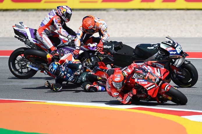 Marc Márquez crasht met Miguel Oliveira.