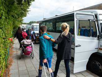 Leerlingen van BuSO De Tjalk zitten urenlang op de bus naar school: “Als ze aankomen, hebben ze in hun broek geplast”