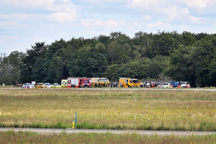 Hulpverleners op vliegbasis Gilze-Rijen bij het zweefvliegtuig dat is gecrasht, waarbij de 37-jarige pilote om het leven is gekomen.