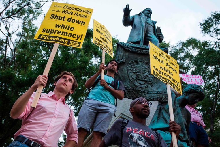 Demonstranten verzamelen zich voor een beeld van generaal Albert Pike in Washington, DC. Beeld AFP
