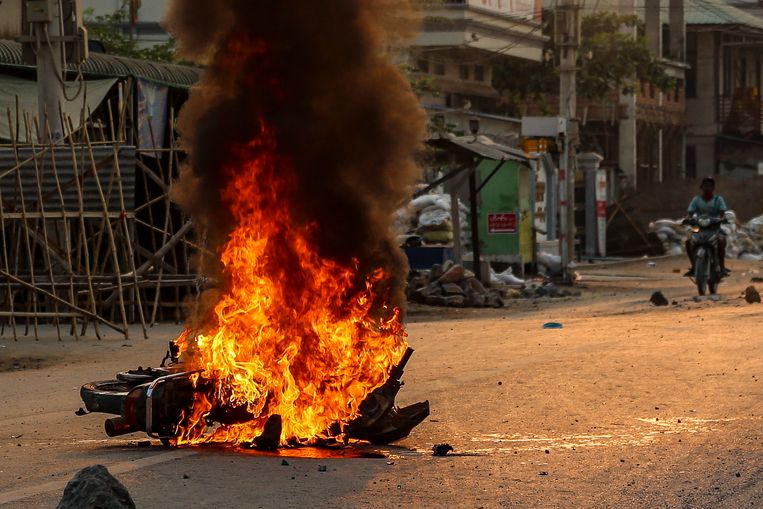 Een brandende politiemotor na de protesten van dinsdag. Beeld EPA