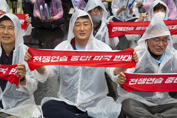 Mensen demonstreren in Seoul tegen de jaarlijkse gezamenlijke militaire oefeningen van de VS en Zuid-Korea. Dit jaar doet ook Japan mee.
