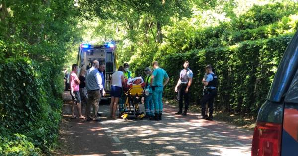 Wandelaar aangereden bij Apeldoorn, auto gaat er vandoor.