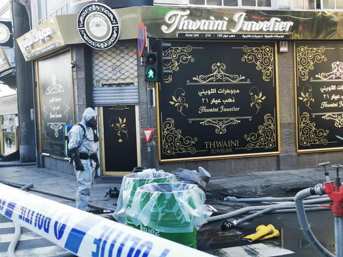 In de nacht van 11 op 12 september 2019 braken verschillende dieven in bij juwelierswinkel Thwaini in de Simonsstraat