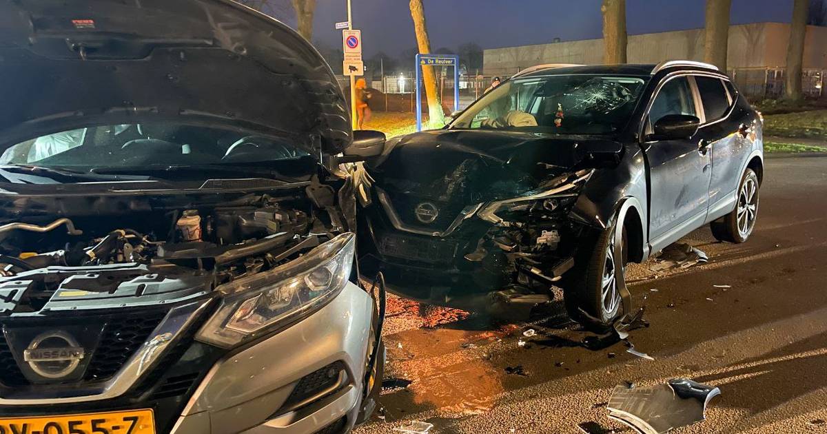 Autos komen met elkaar in botsing op beruchte kruising in Enschede.