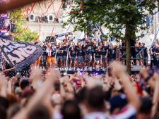 Willem II viert kampioensfeest met euforische menigte: ‘Jullie hadden zin in een feestje, hè? Let’s goooooo!’