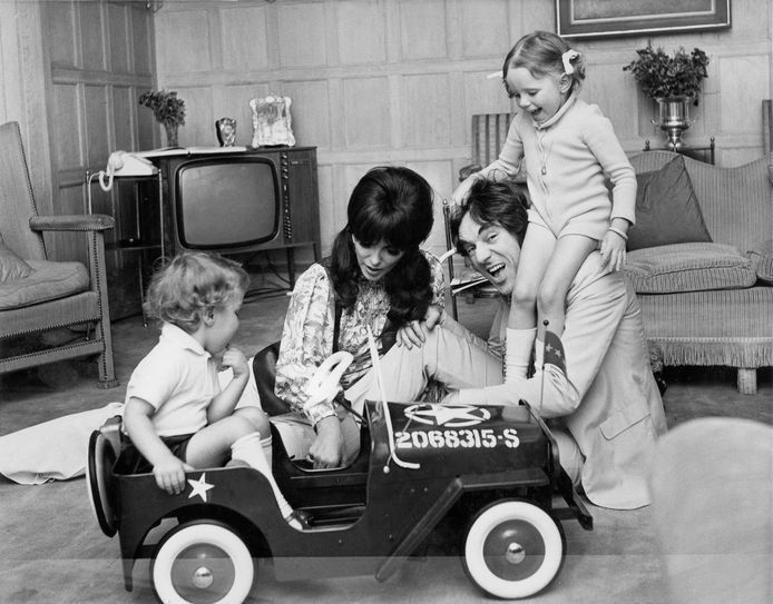 Joan Collins met Anthony Newley en hun kinderen Tara en Sacha in 1968.
