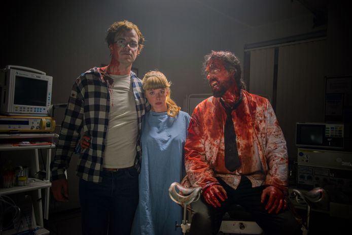 Bart Hollanders en Maaike Neuville naast een zombie tijdens de opnames van ‘Yummy’.