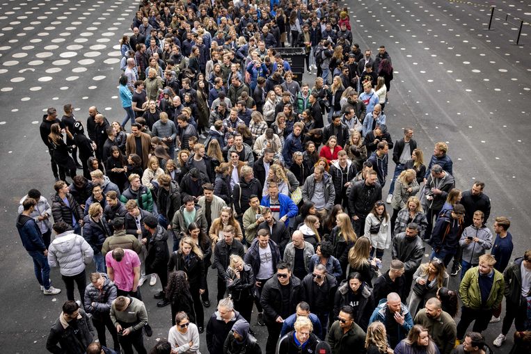  Technofans wachten voor de Ziggo Dome op het Amsterdam Dance Event (ADE).  Beeld ANP