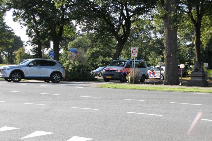 De verdachten werden aangehouden in het buitengebied van Holten. De auto is vervolgens op een parkeerplaats aan de Deventerweg gezet, waar de politie verder onderzoek heeft gedaan.