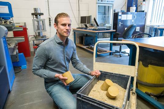 Managing director Pascal de la Roij in het lab van PowerCem Technologies.
