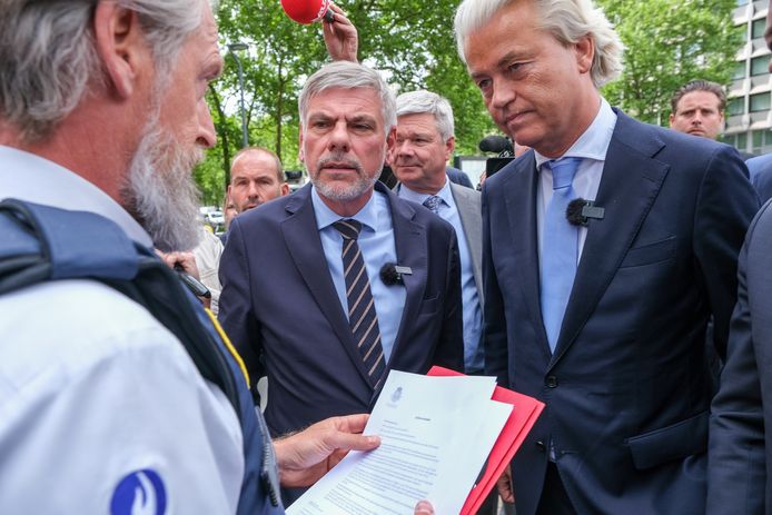 Dewinter en Wilders worden tijdens hun wandeling door Brussel tegengehouden.