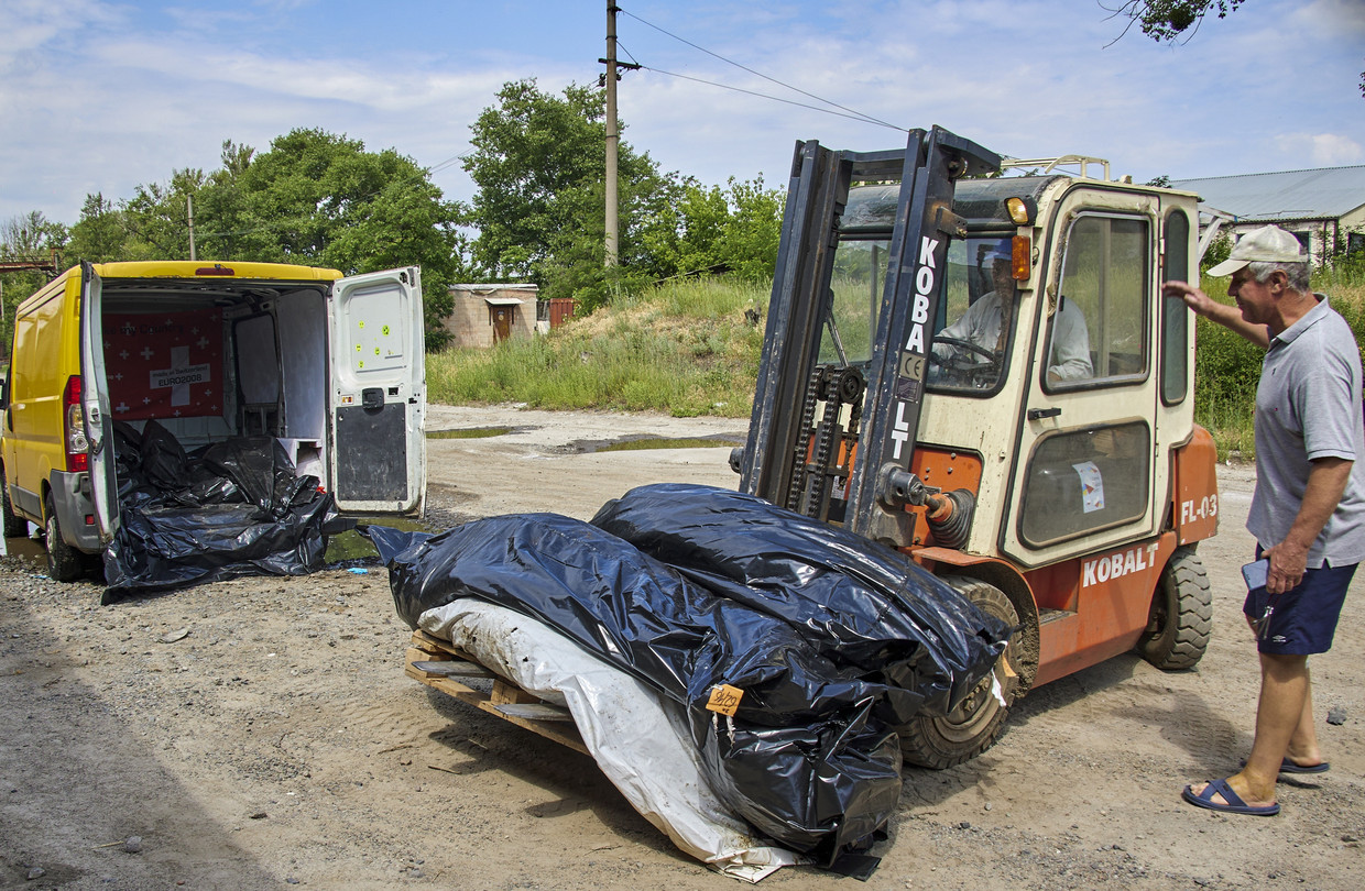 Bodies of slain Russian soldiers are taken to a refrigeration plant in Kharkiv.  Image by Sergey Kozlov / ANP