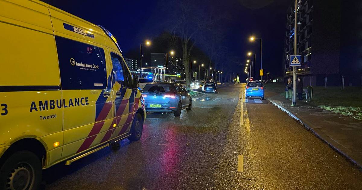 Voetganger gewond na aanrijding met auto in Enschede.