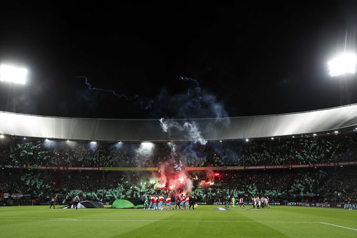 Vuurwerk op de tribunes voor aanvang van Feyenoord - Slavia Praag.