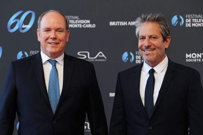 Le prince Albert II de Monaco et le producteur et scénariste américain Darren Star, récompensé par une Nymphe d'Honneur.
