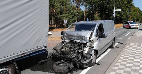 Busje rijdt achterop vrachtwagen in Leende, fietser ten val