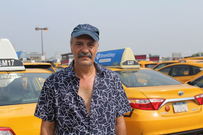 Mikhail Uvaydov, taxichauffeur in New York, op de standplaats bij luchthaven JFK