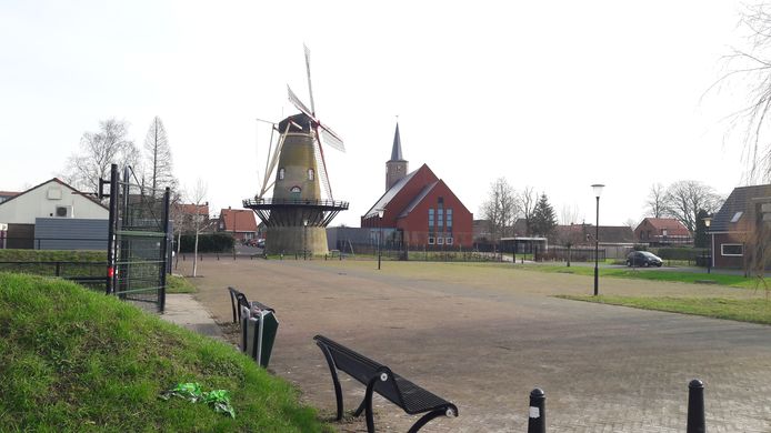 Hoek, met links het huidige dorpshuis, de molen en Protestantse kerk.