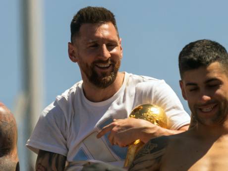 Lionel Messi draagt wereldtitel op aan Diego Maradona: ‘Hij moedigde ons aan vanuit de hemel’