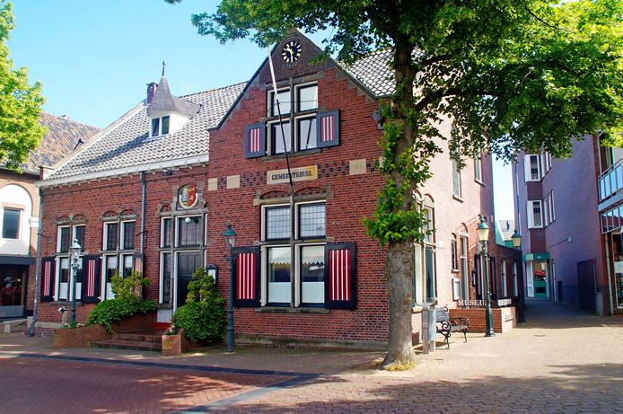 Inwoners maken kennis met de gemeenteraad van Rijssen-Holten in het voormalige gemeentehuis van Holten.