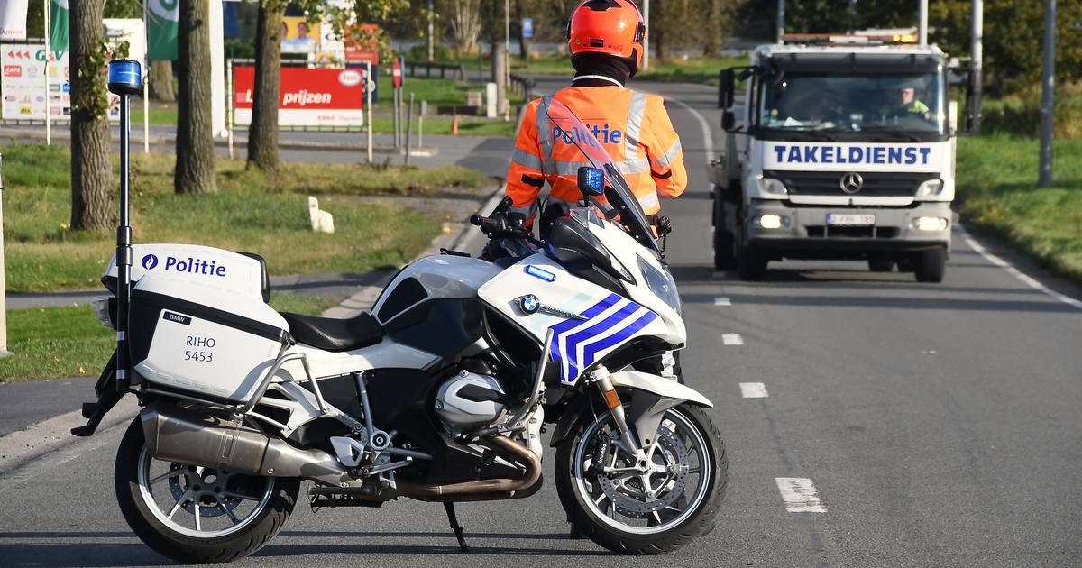 Twee bestuurders lichtgewond na kop-staart botsing op druk kruispunt in Roeselare