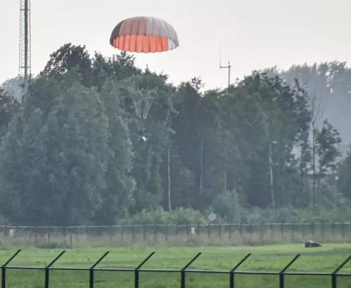 De bovenstaande foto van de parachute met de schietstoel, hier in detail.