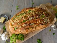 Wat Eten We Vandaag: Borrelbrood met kaas, knoflook en peterselie