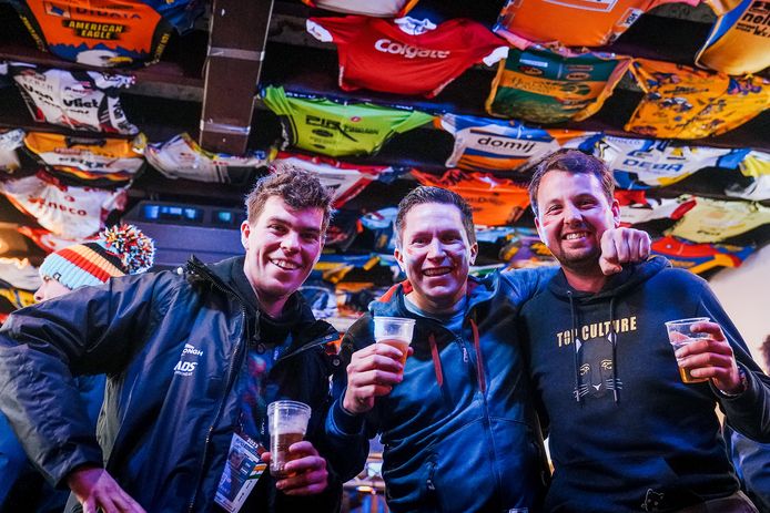 Na de mixed relay op het WK veldrijden in Hoogerheide doken supporters vrijdag café Boulevard binnen, waar het plafond bekleed is met wielershirts. De kroeg is ook zaterdag en zondag al vanaf 7.00 uur open.