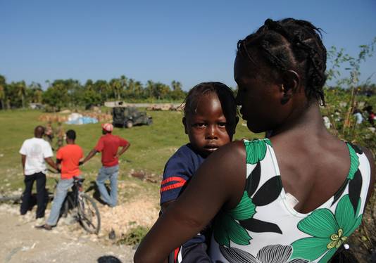 Vrouw en kind na de aardbeving op Haïti.
