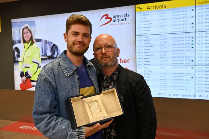 Lukas Dhont en scenarist Angelo Tijssens tonen op de luchthaven van Zaventem trots de Grand Prix die ze wonnen in Cannes.