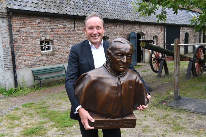 Voorzitter Wim Bens van de jubilerend ZLTO met het beeld van pater Van den Elsen, die in de negentiende eeuw de basis legde voor de samenwerking tussen arme boeren en betrokken was bij de oprichting van de NCB, de eerste boerenbond in Brabant en voorloper van de ZLTO.